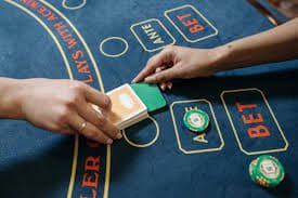 shwe2d APP ထဲမှ Live Casino နှင့် Sportsbook ဂိမ်းများ phone screen ပေါ် မြင်ကွင်း